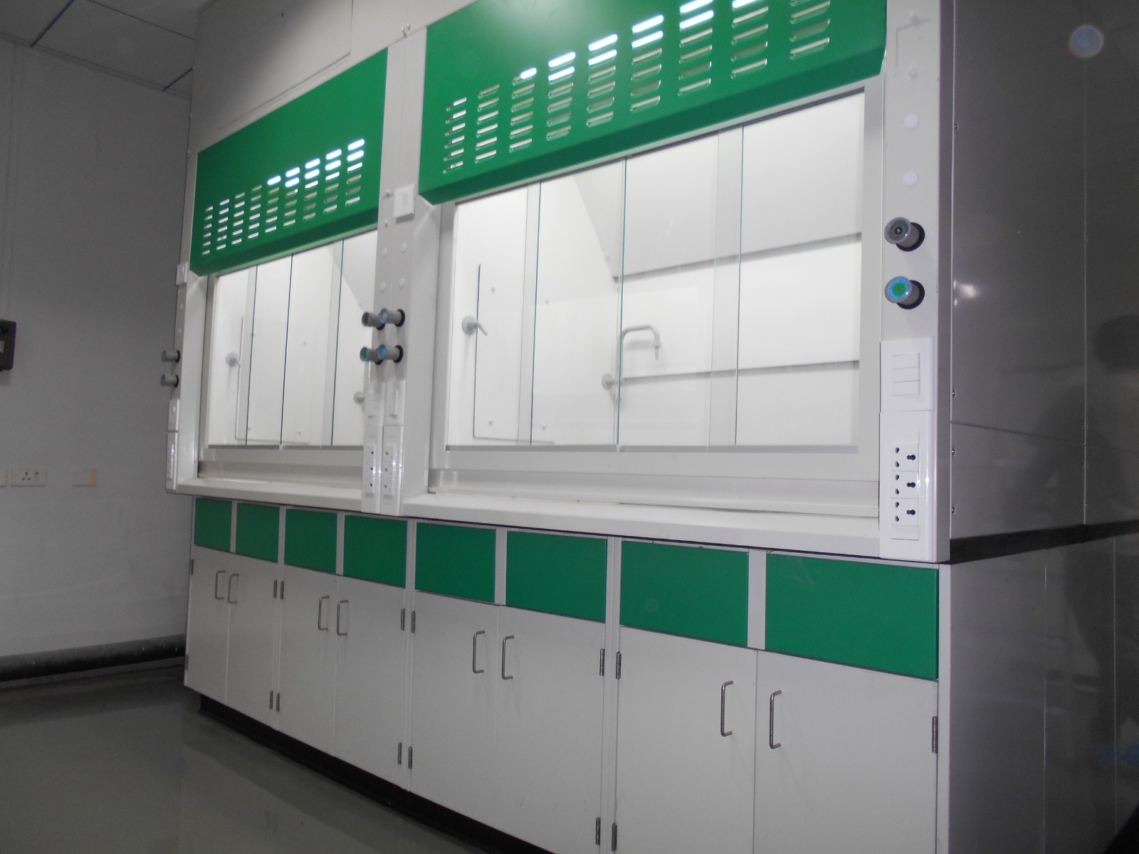 Manufacturer And Supplier Of Lab Fume Hood 17162756434